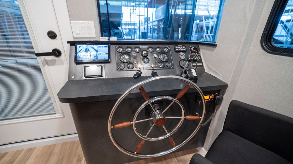 Helm station of a 1999 Sumerset Widebody houseboat.