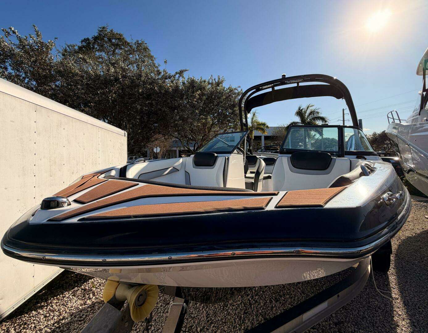 2017 Yamaha Boats AR195 - Image 2