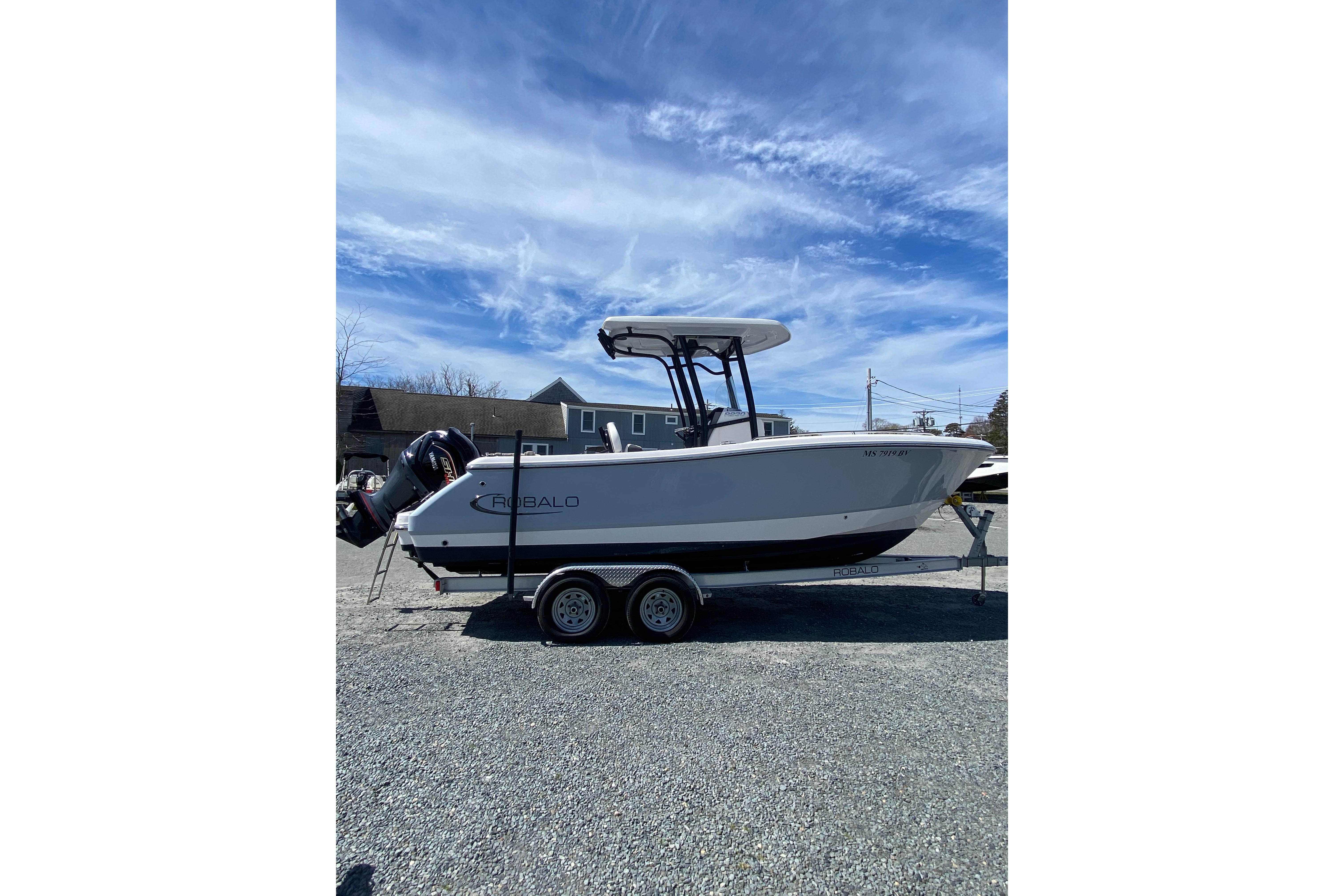 2023 Robalo R230 Center Console
