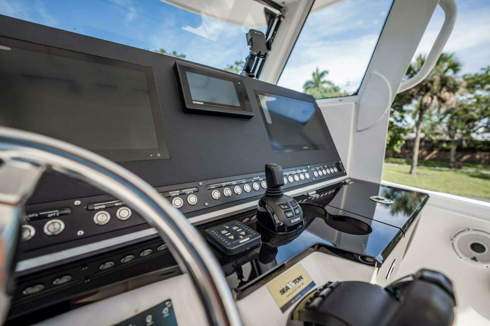 2021 Everglades 335 Center Console - Image 28