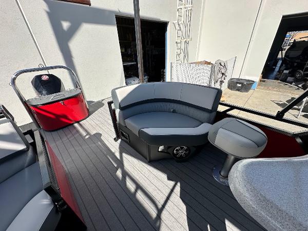 2025 Tahoe Pontoon 2585 LTZ Entertainer with stylish seating and modern design.