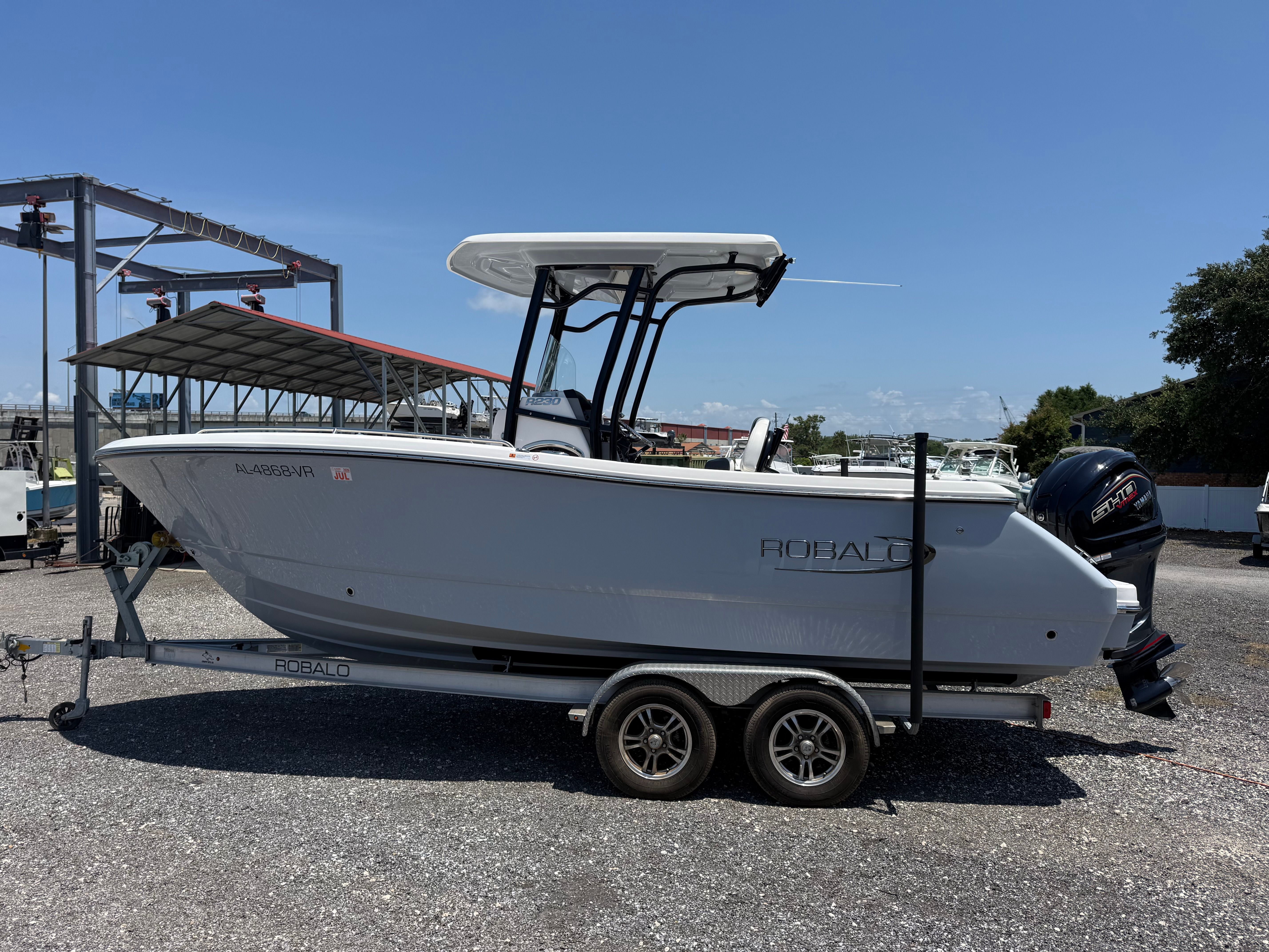 2022 Robalo R230 Center Console