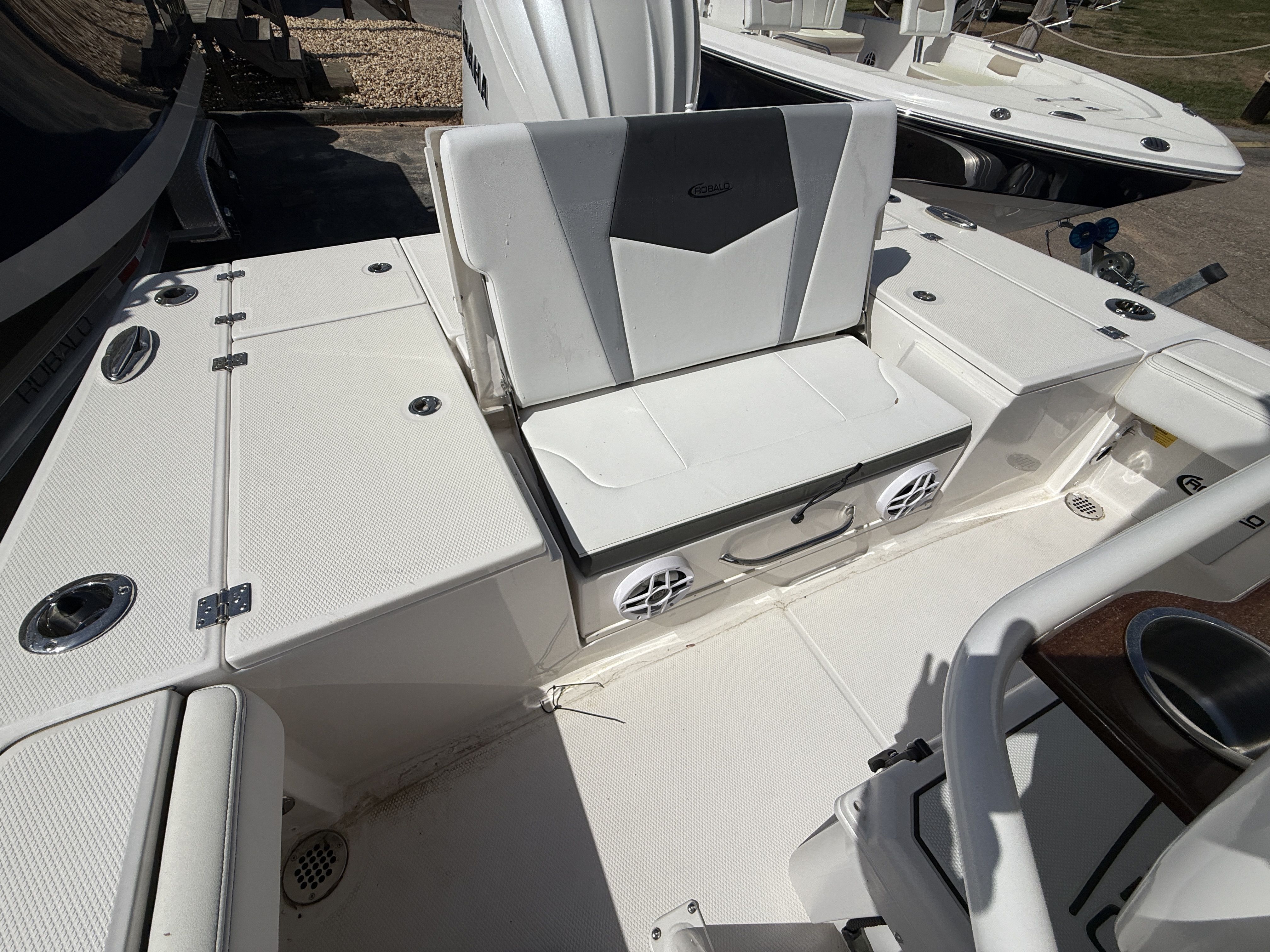 2026 Robalo 246 Cayman - 8
