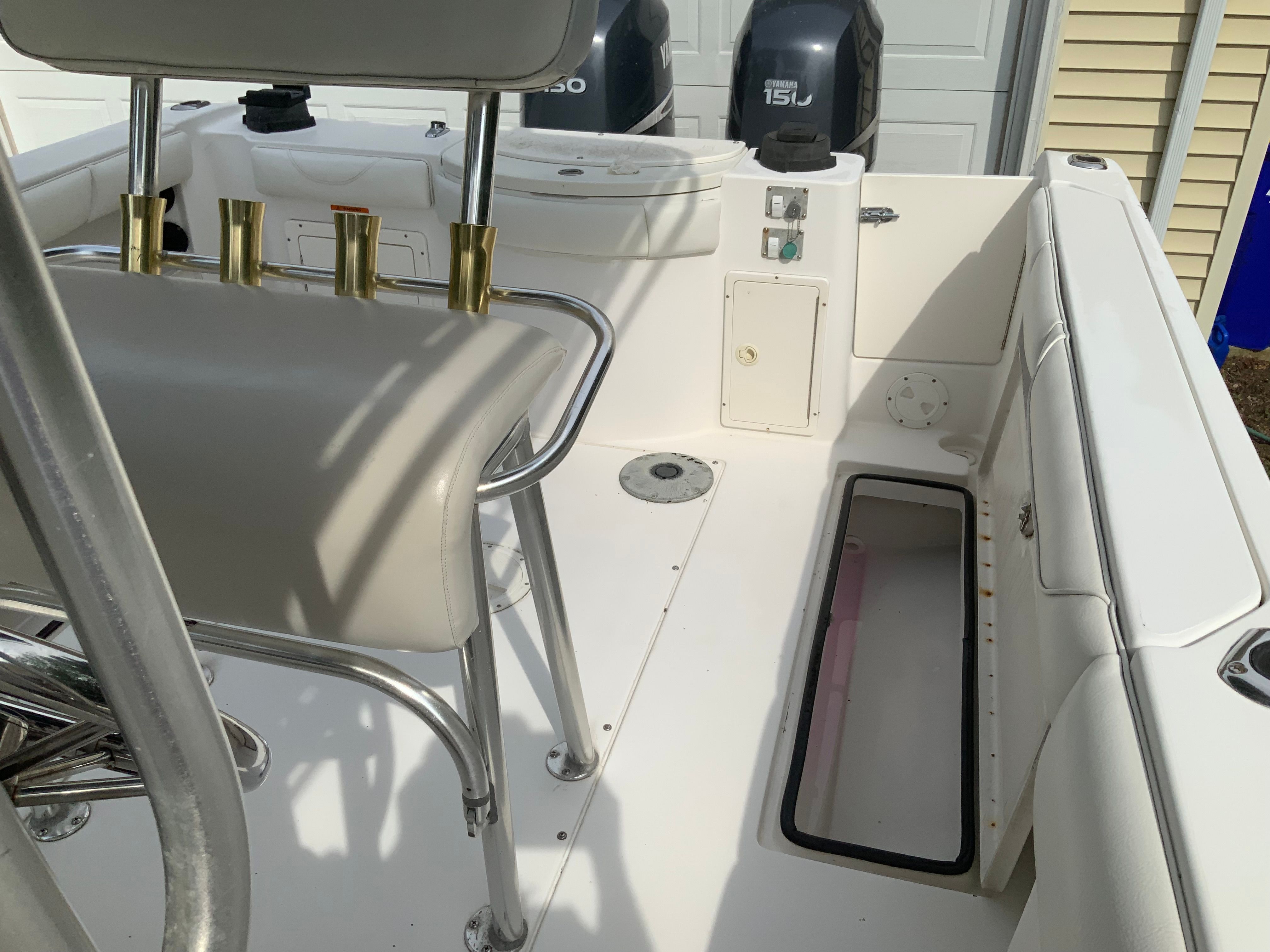 The image shows the cockpit of a 2006 Seaswirl Striper 26 boat with seating and rod holders.