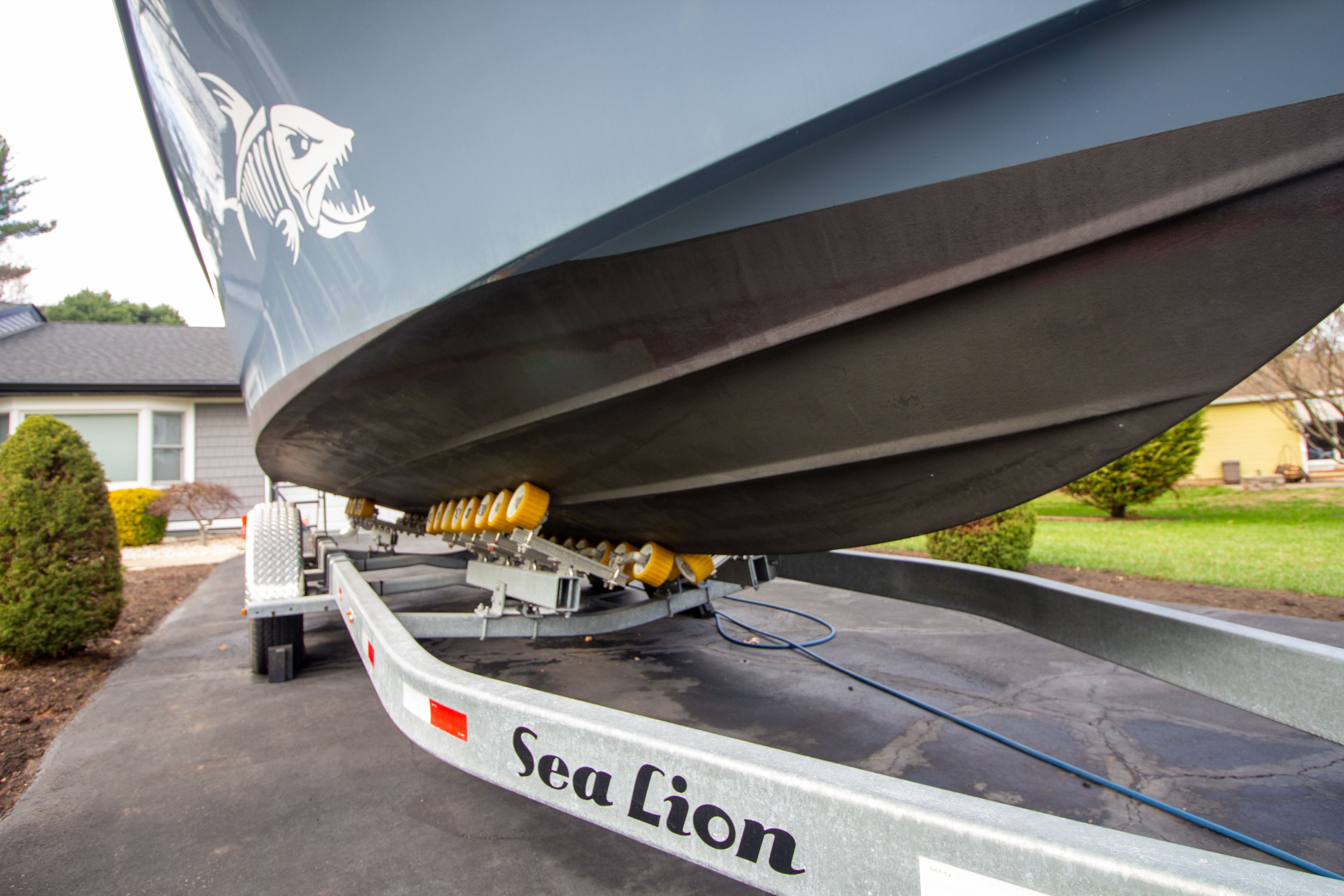 Parker 2520 XLD Sport Cabin 2022 on trailer, close-up of hull.