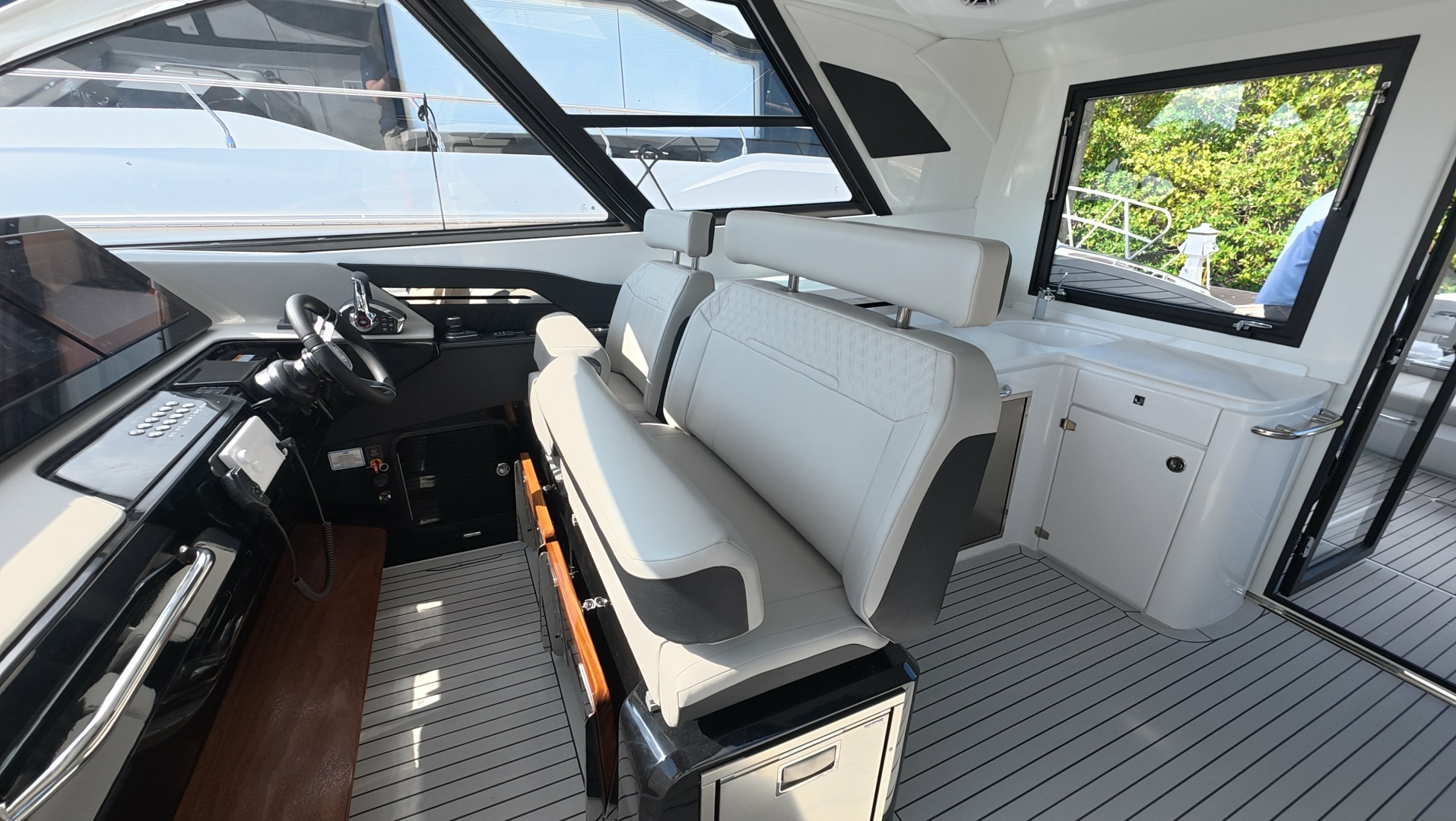 2026 Cruisers Yachts 50GLS OB - Image 36