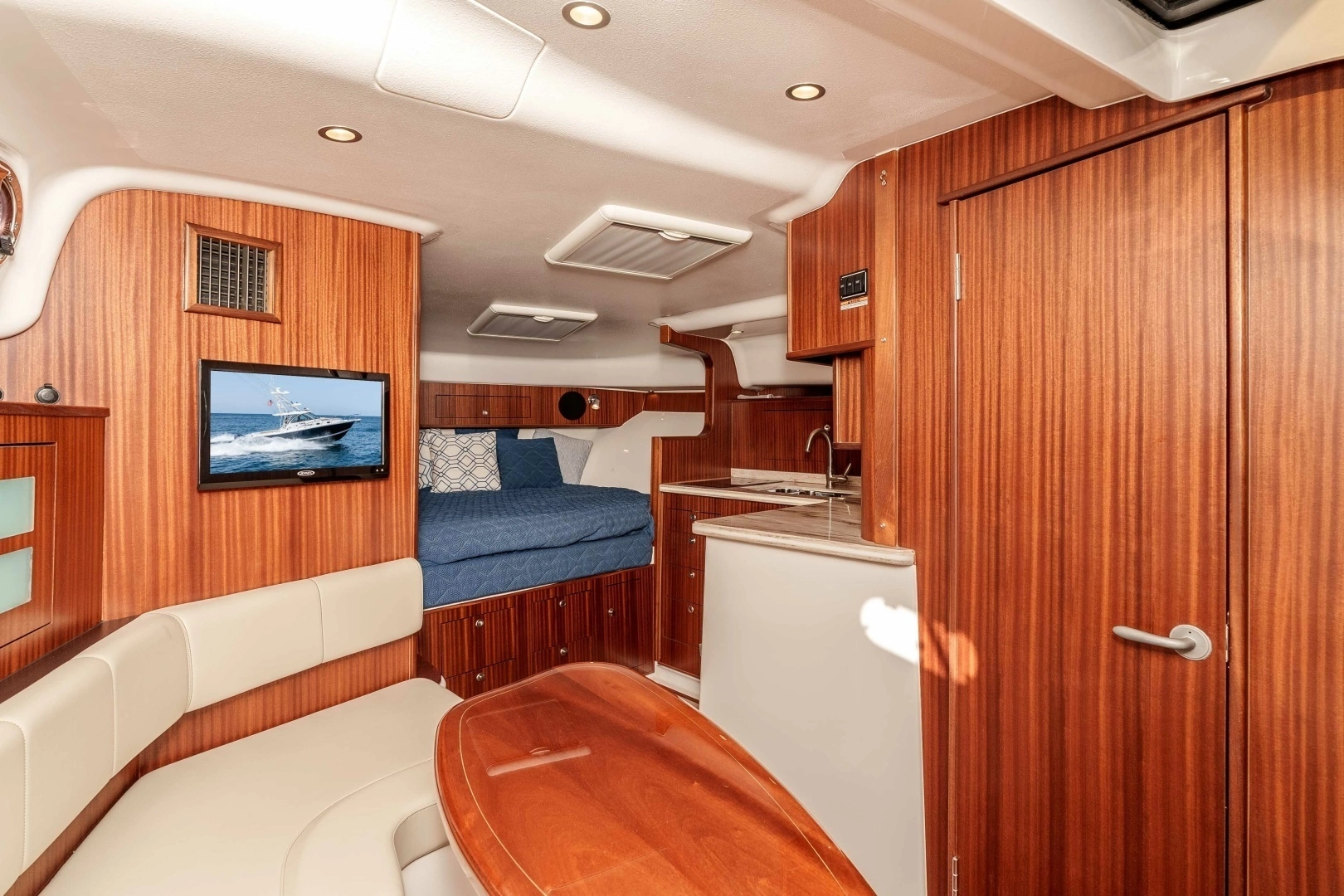 2018 Pursuit 385 Offshore - Image 3
