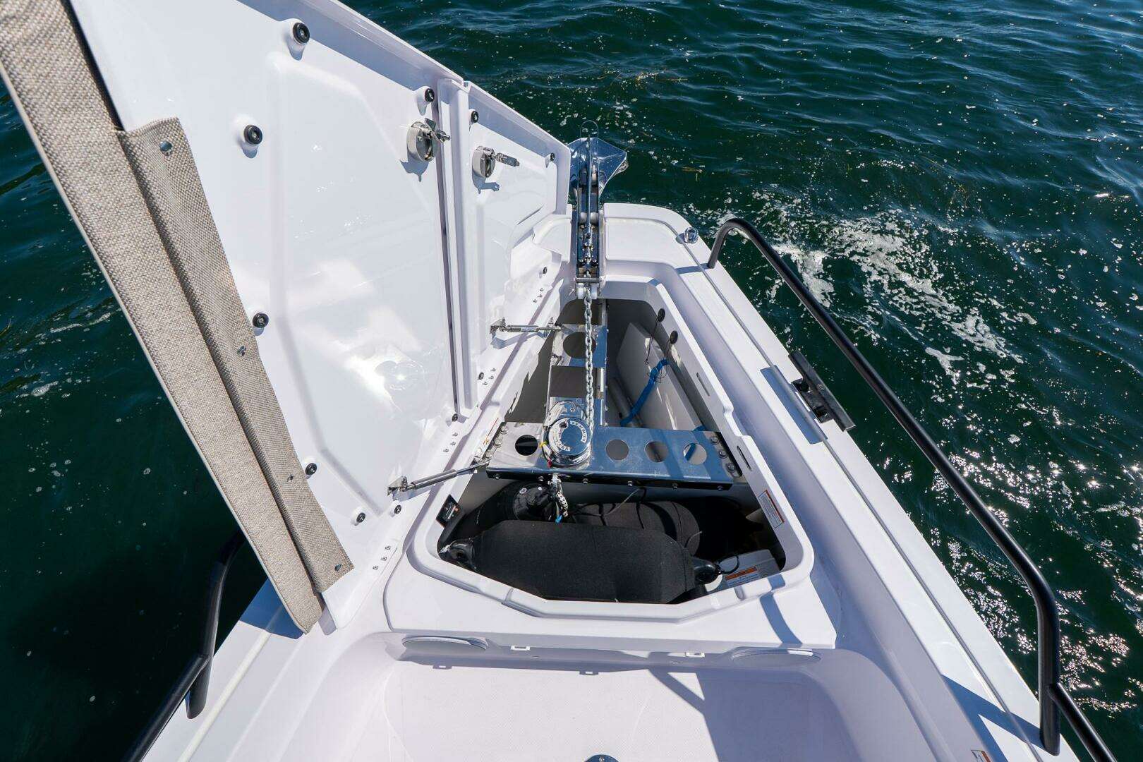 2025 Axopar Cross Cabin - Image 16