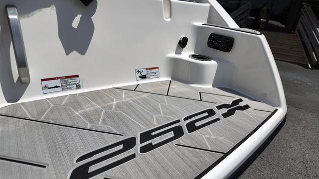 2024 Yamaha Boats 252XE - 12