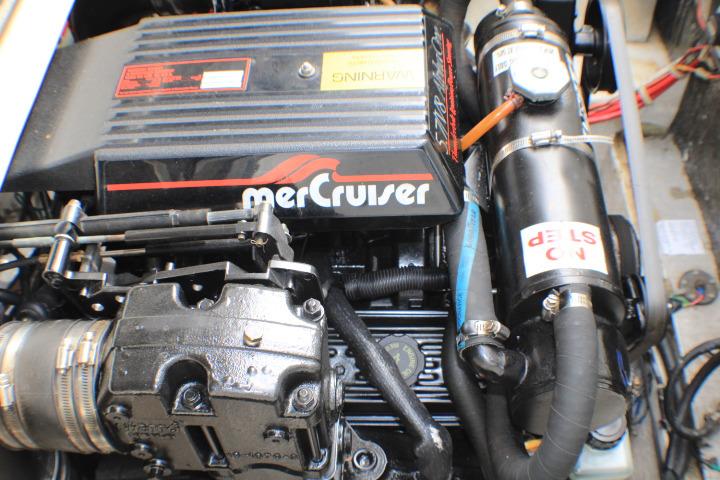 Engine of 1998 Bayliner 2655 Ciera Sunbridge with MerCruiser components.