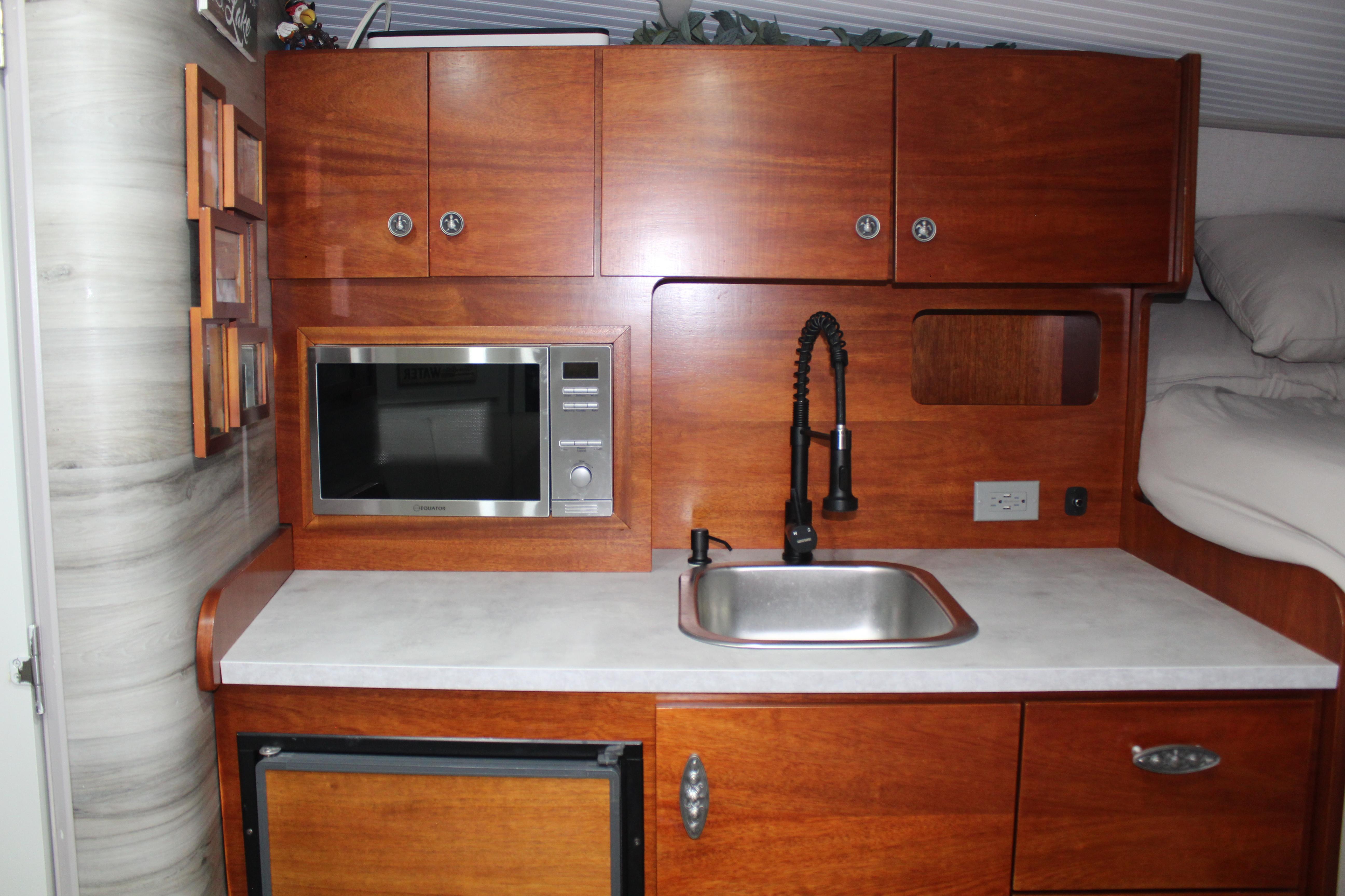 1999 Cruisers Yachts 3075 Rogue - 33