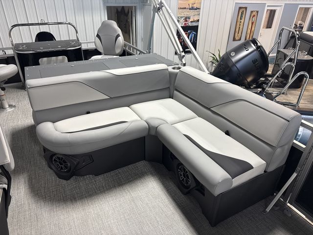 2026 Tahoe Sport 85 Rear Fish 23 - 9