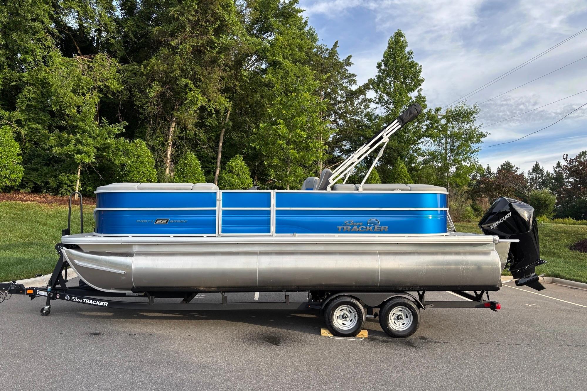 2026 Sun Tracker Party Barge 22 XP3