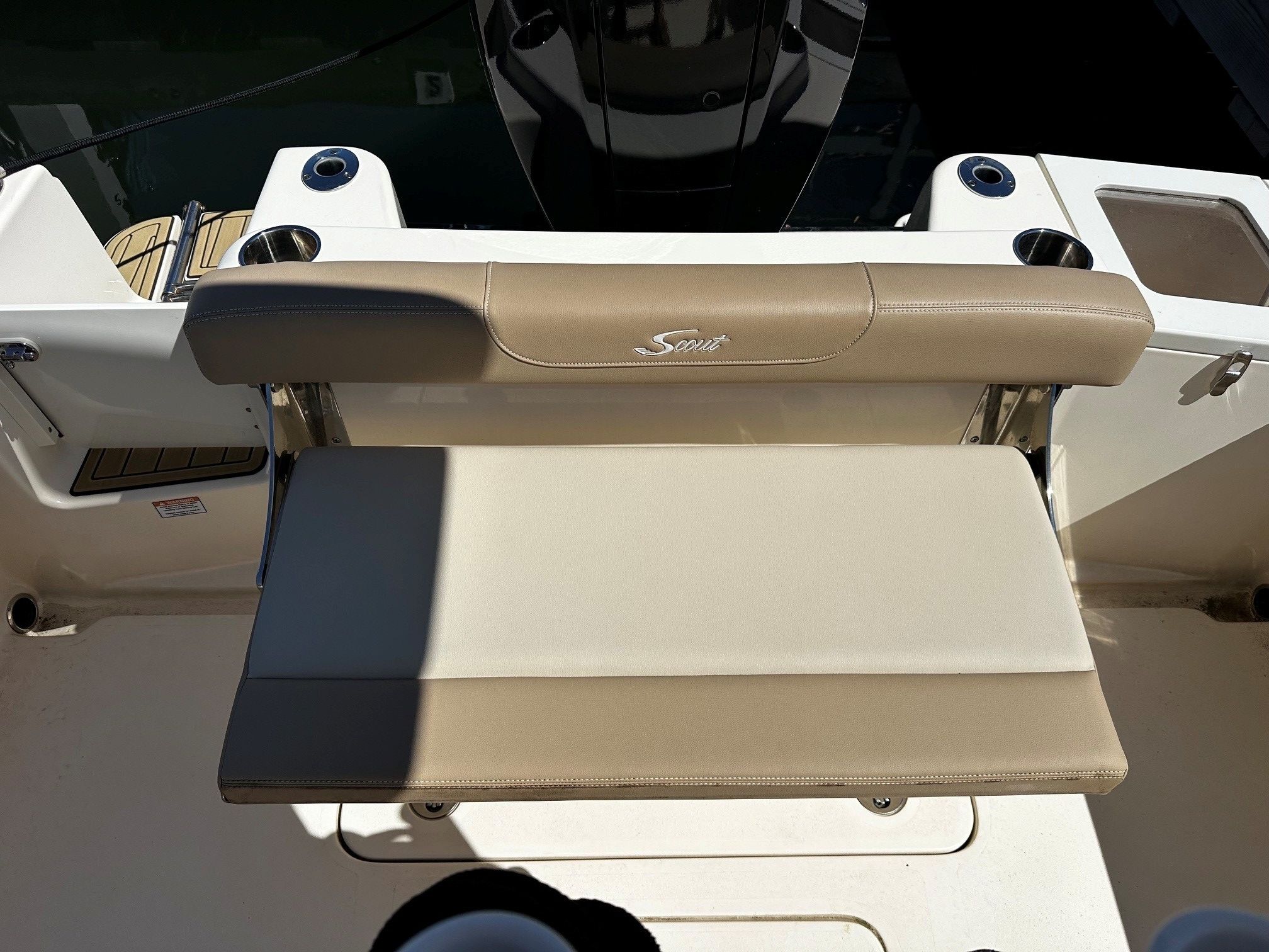 Scout 210XSF 2022 boat seat with beige upholstery.