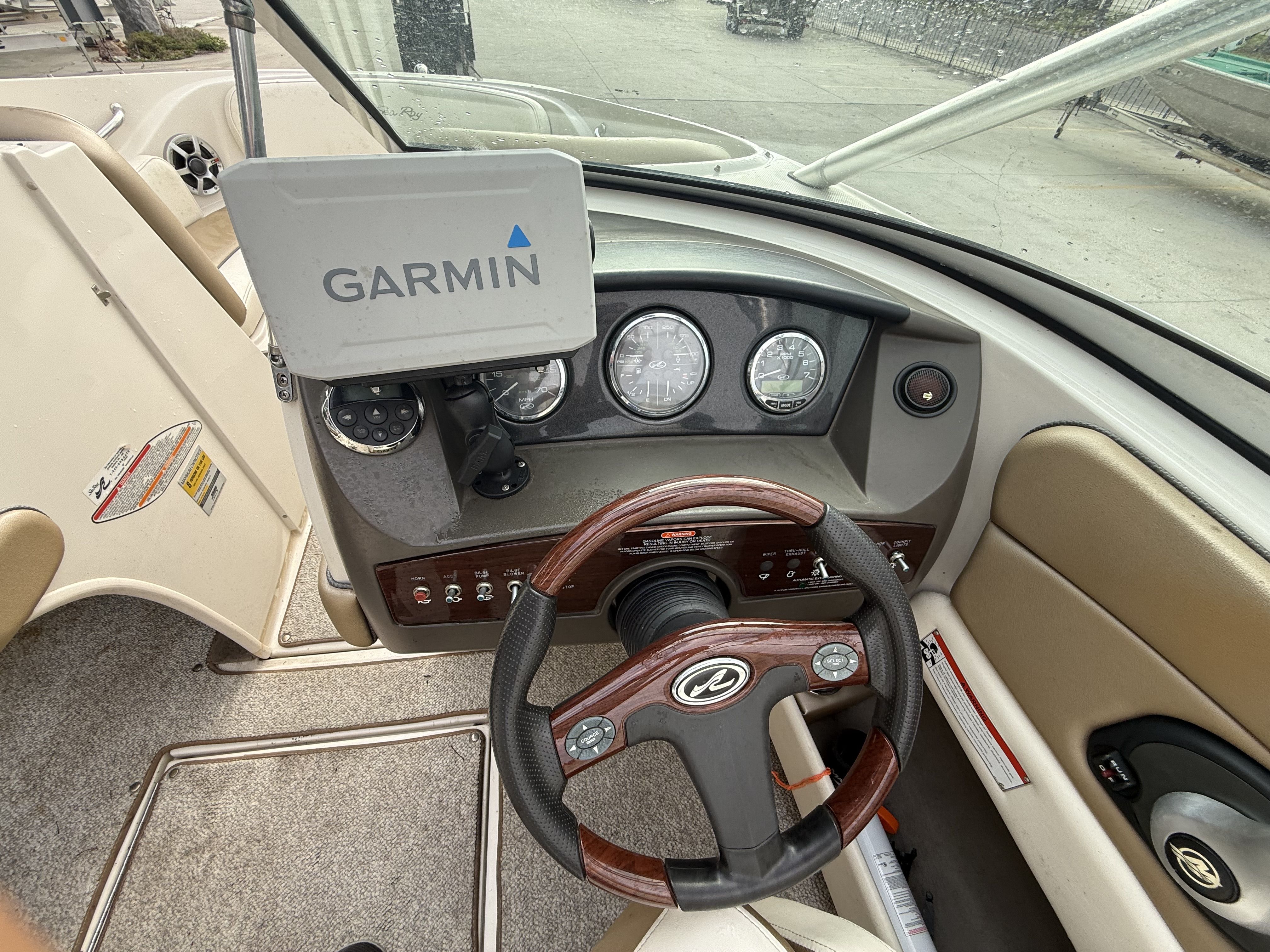 2007 Sea Ray 210 helm with Garmin navigation system.
