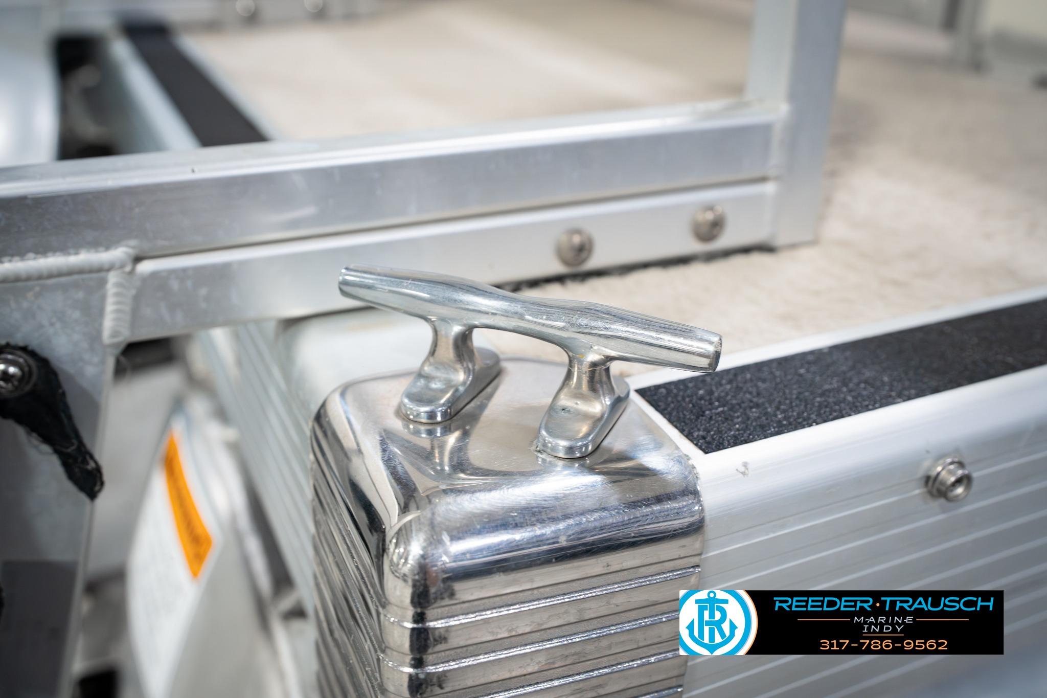 Close-up of a 2006 Bennington 21L Sedona boat cleat, featuring Reeder-Trausch Marine logo.
