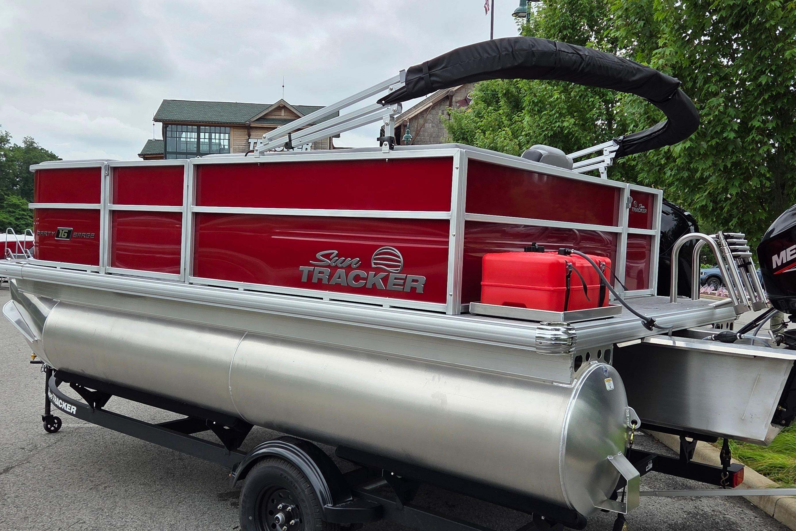 2026 Sun Tracker Party Barge 16 DLX
