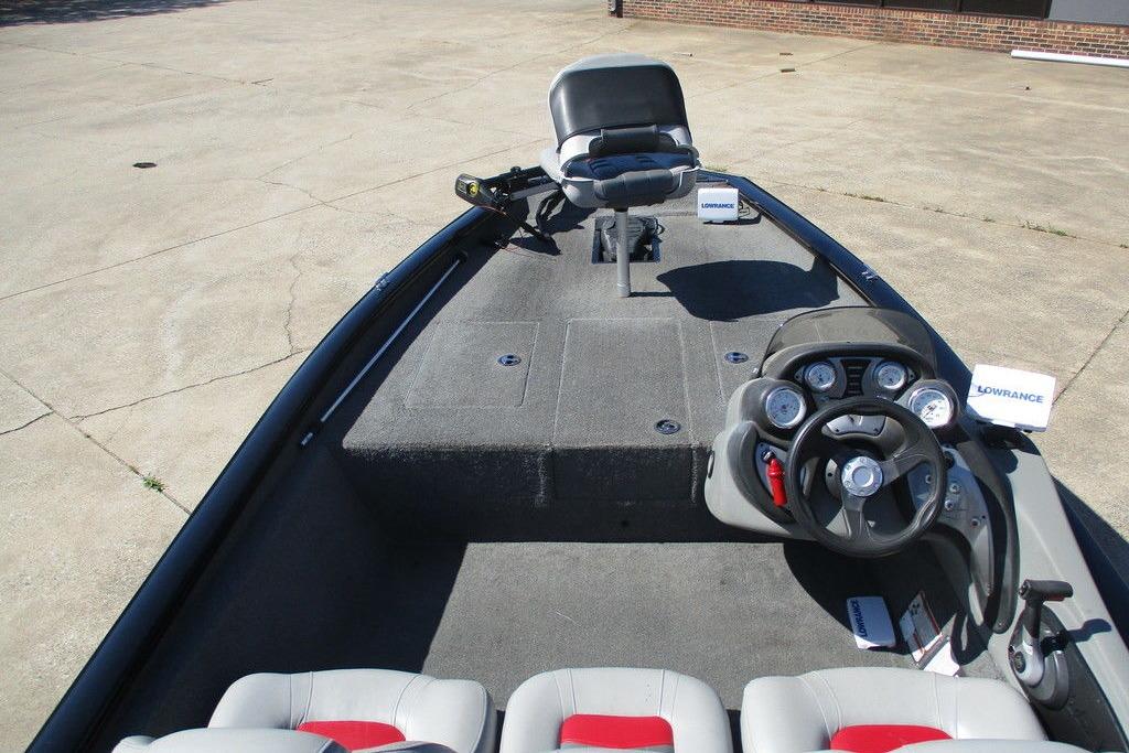 2017 Tracker Pro Team 175 TXW boat interior with steering console and seating.
