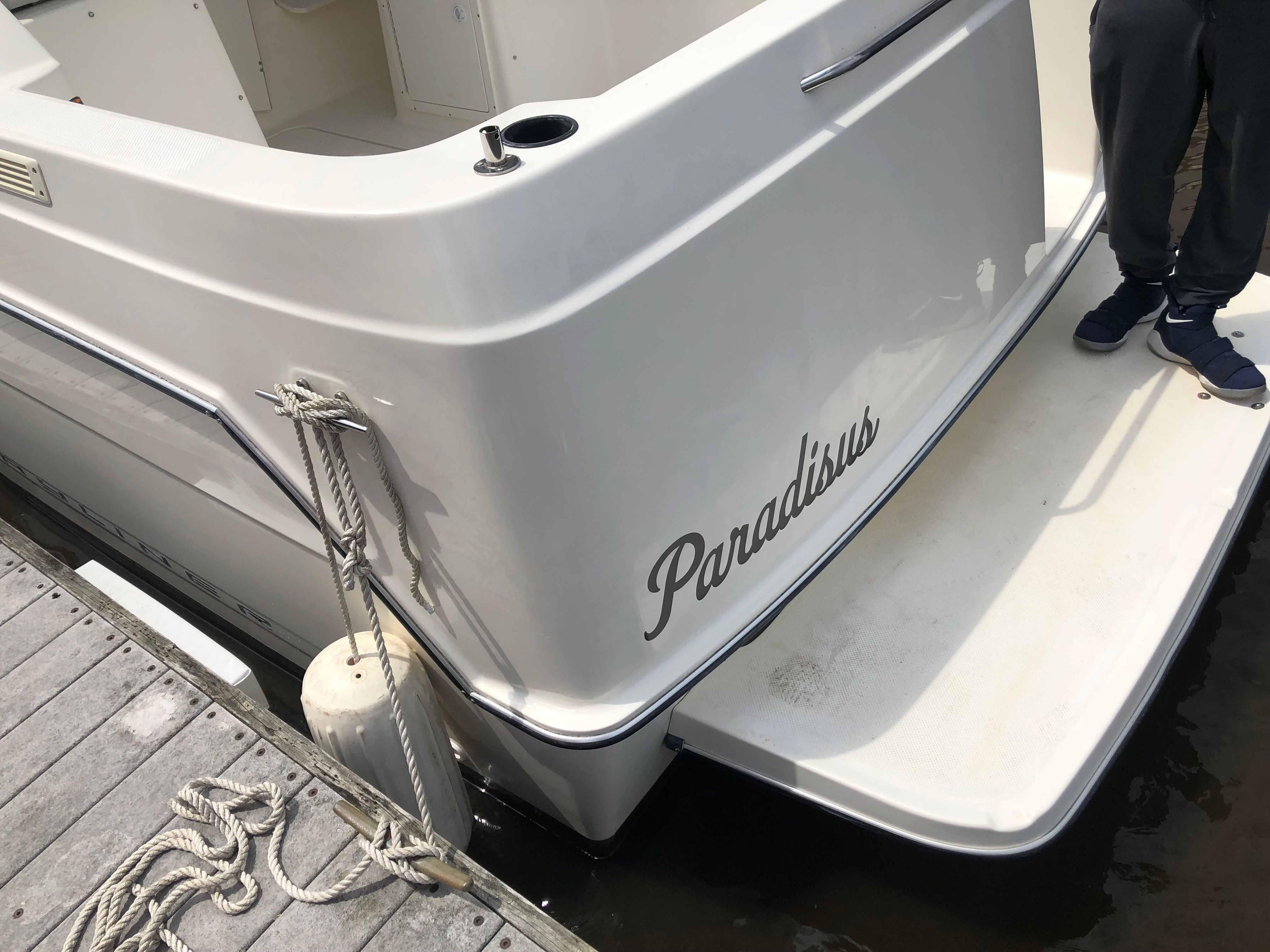 Bayliner 2452 Classic Cruiser 2003 at dock with name Paradisus.