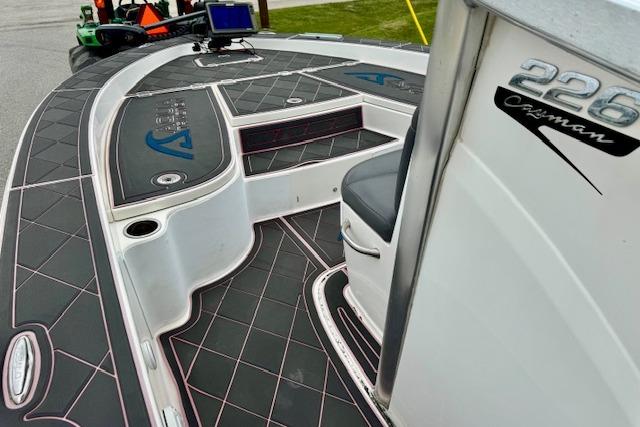 2015 Robalo 226 Cayman boat deck with sleek black and white design.