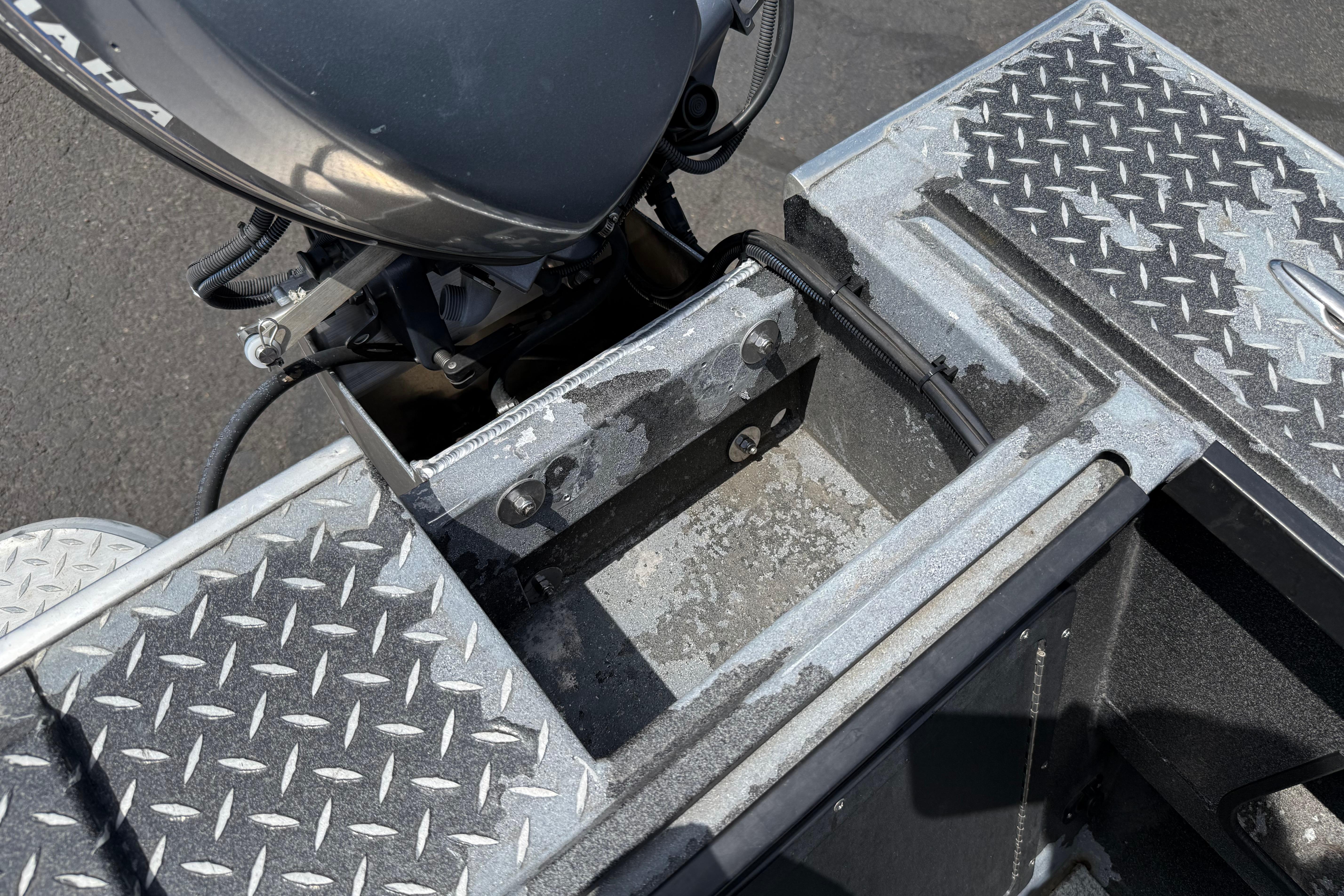 2005 Willie Raptor 21' boat with Yamaha motor and diamond plate flooring detail.
