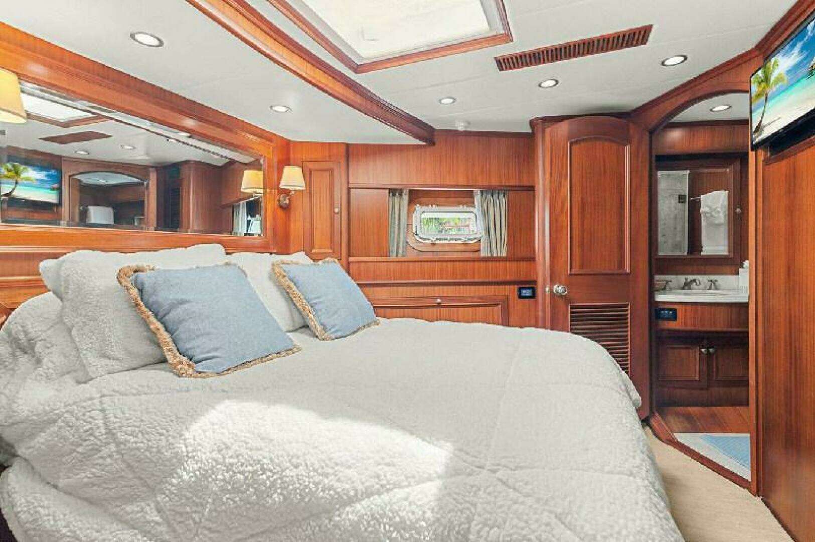 2006 Paragon Cockpit - Image 18