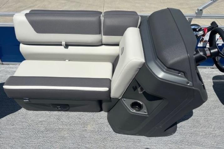 2026 Sun Tracker Fishin' Barge 20 DLX boat seating and console, featuring gray and white upholstery.