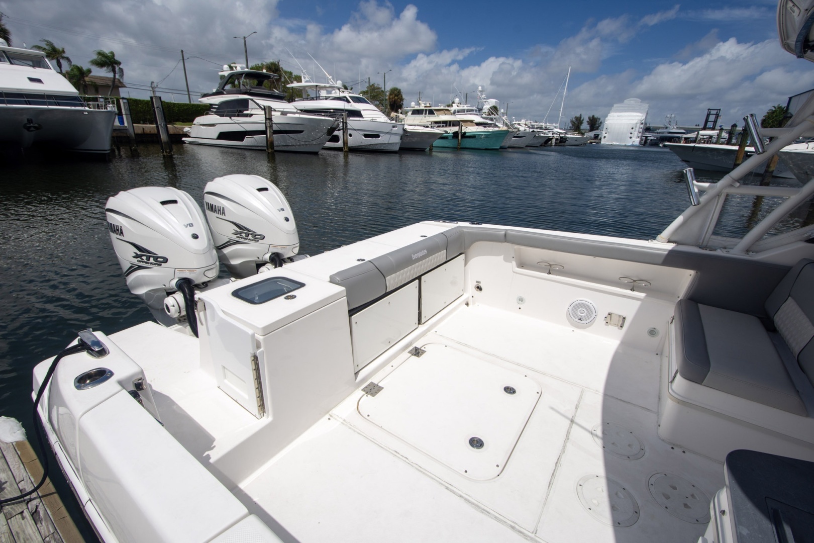 2019 Everglades 340 Dual Console - Image 8