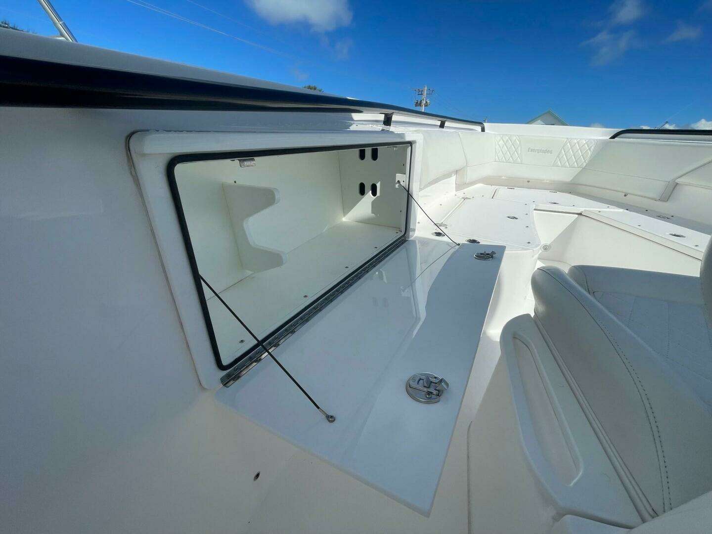 2022 Everglades 335 Center Console - Image 13
