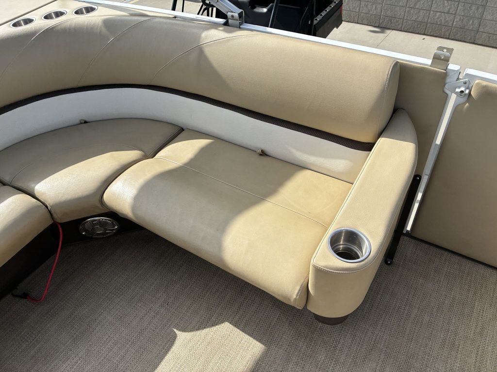 2015 Larson Escape 2200 RT - 22