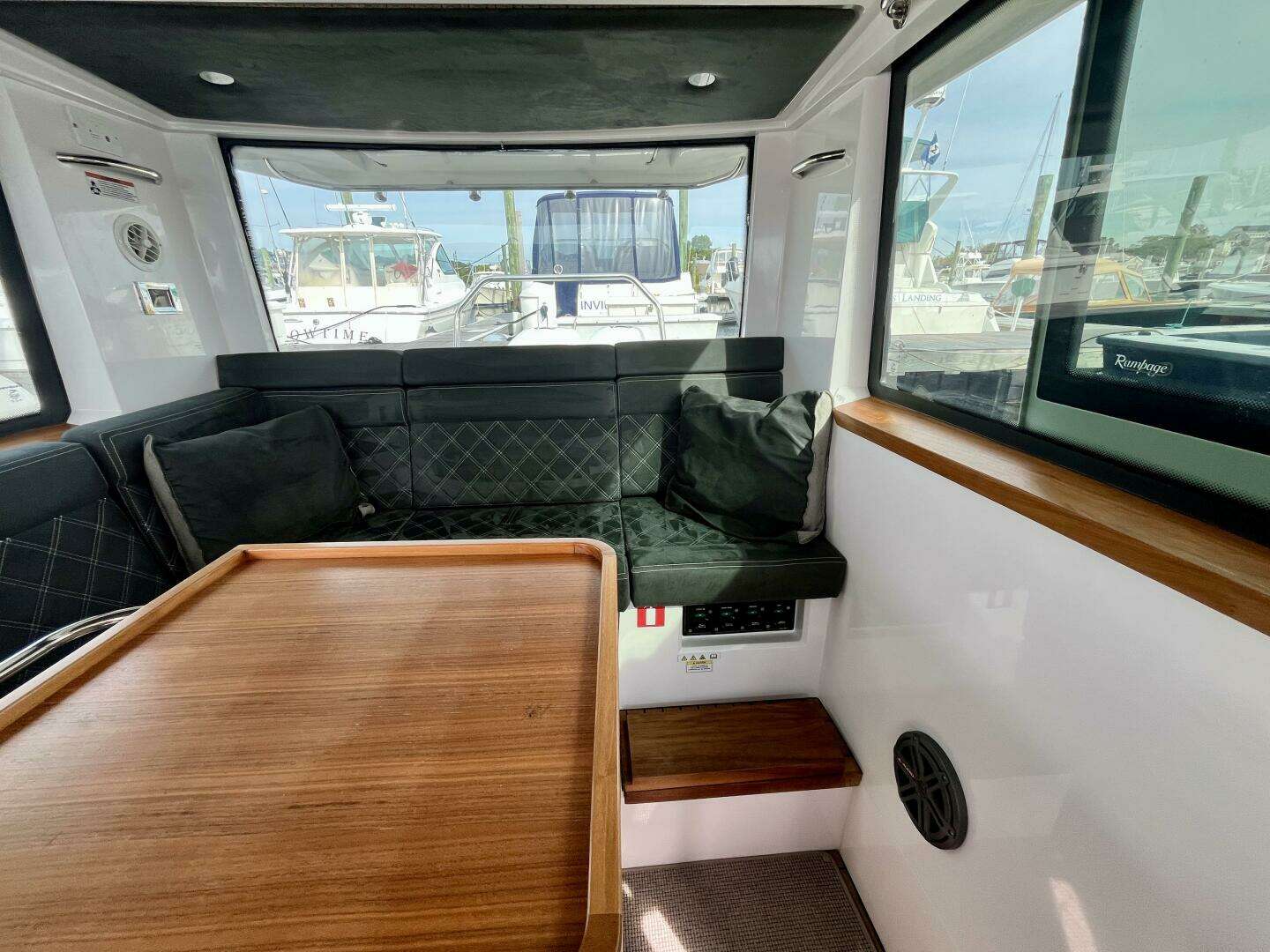 2018 Axopar 37 Sport Cabin R - Image 18