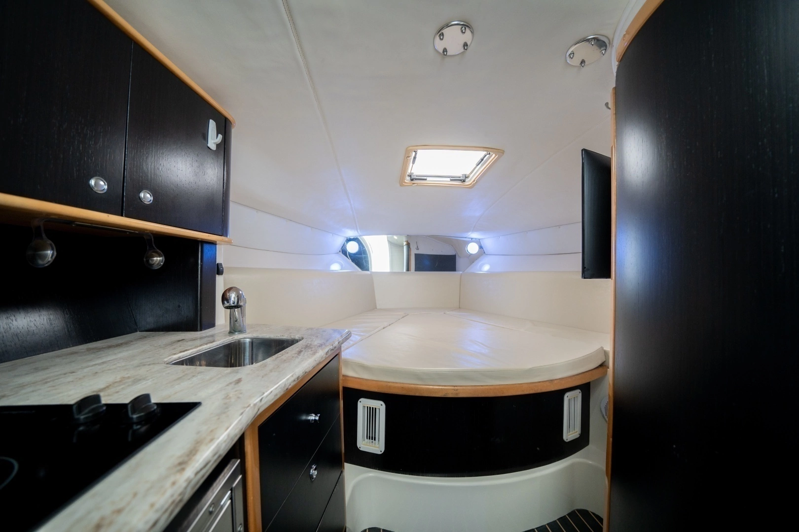 2011 Contender 40 Express - Image 8