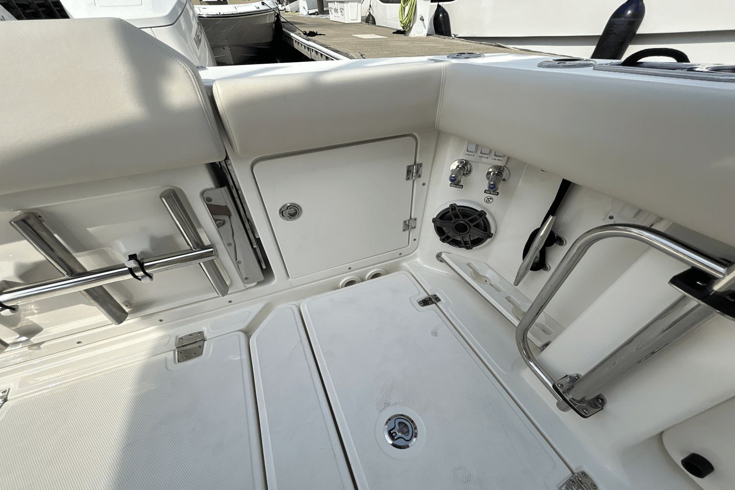 2026 Boston Whaler 360 Outrage - 18