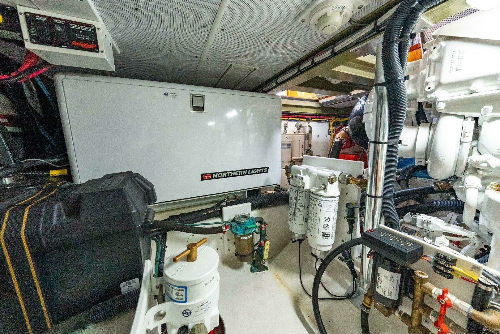 2019 Lowell Flybridge - Image 25