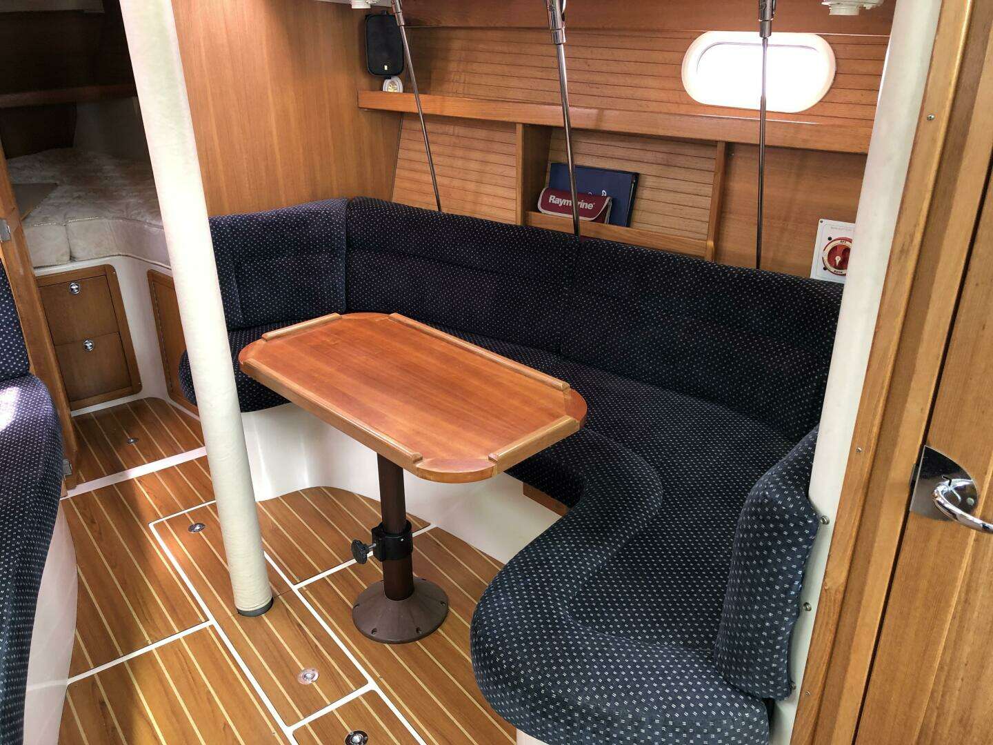 2005 Catalina 320 - Image 22