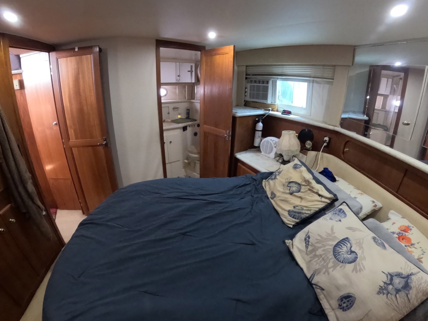 2000 Carver 406 Motor Yacht - Image 10