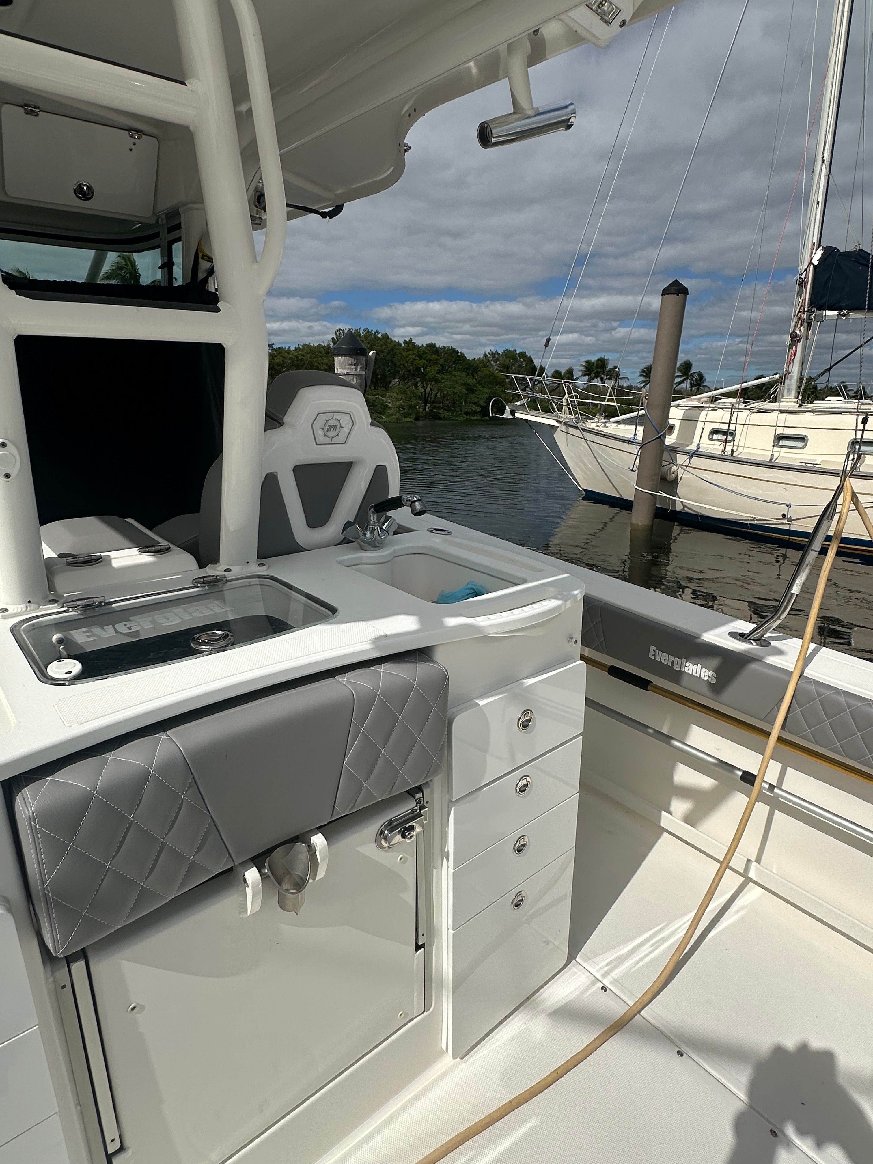 2009 Everglades 365 Center Console - 39