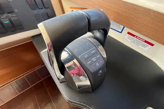 Throttle control of 2016 Sea Ray Sundancer 510 yacht, featuring sleek design and modern controls.