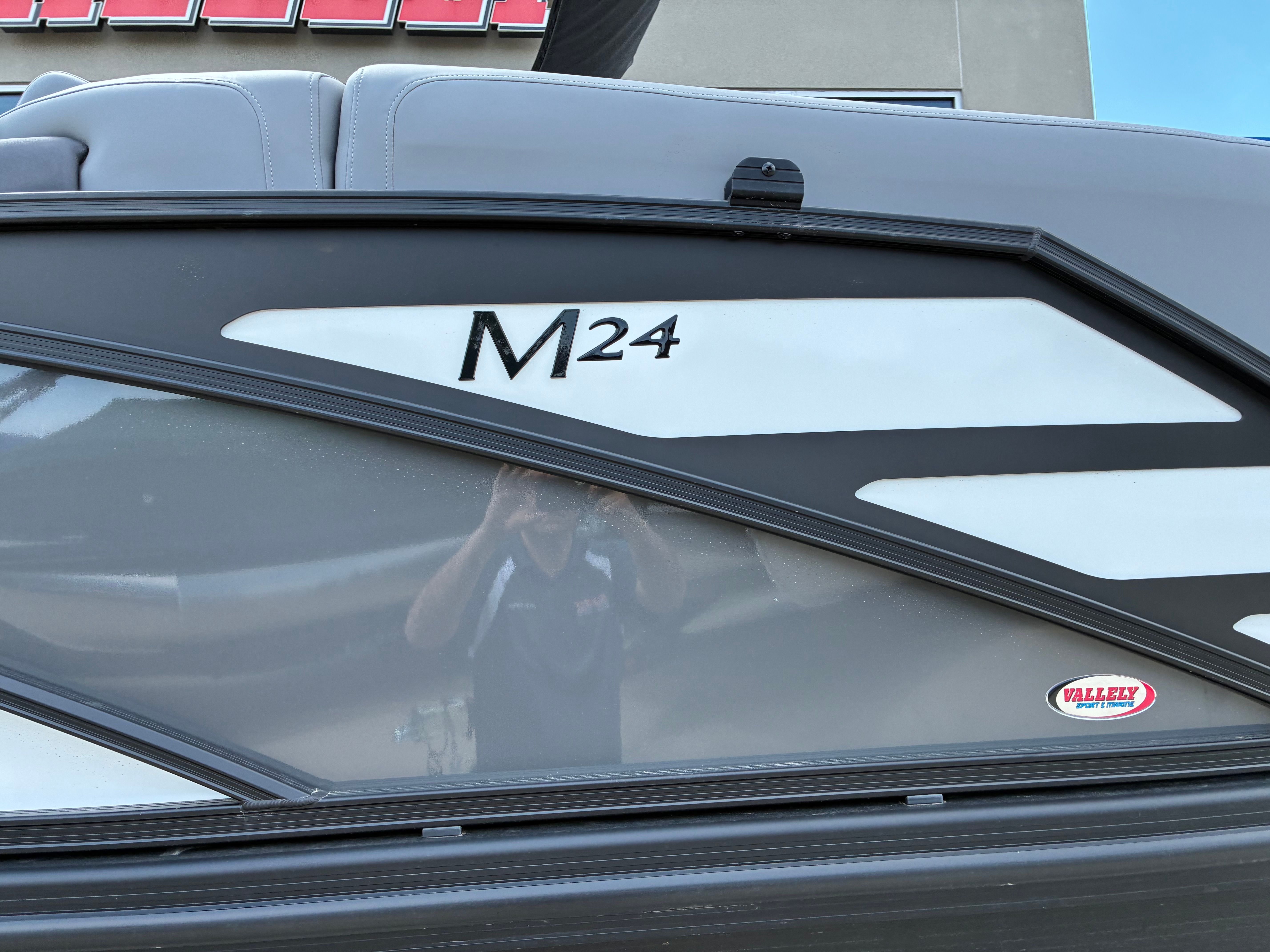 2026 Bennington 24 M Fastback - Quad Bench - 9