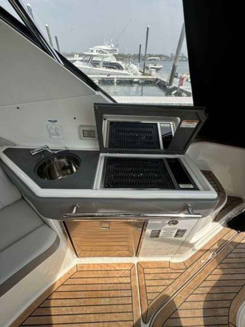 2021 Sea Ray Sundancer 320 Outboard - Image 7