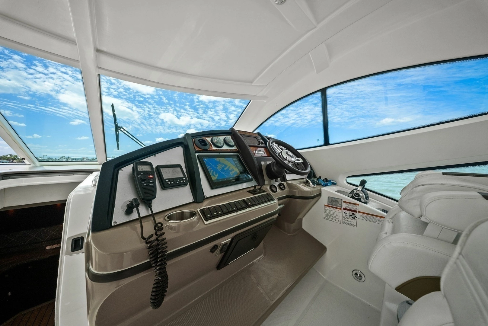 2012 Cruisers Yachts 540 Coupe - Image 10