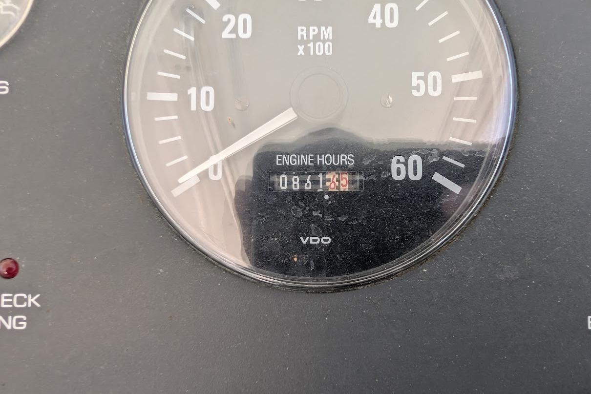 RPM gauge showing 861.35 engine hours on a 2000 Pursuit 3400 Express.