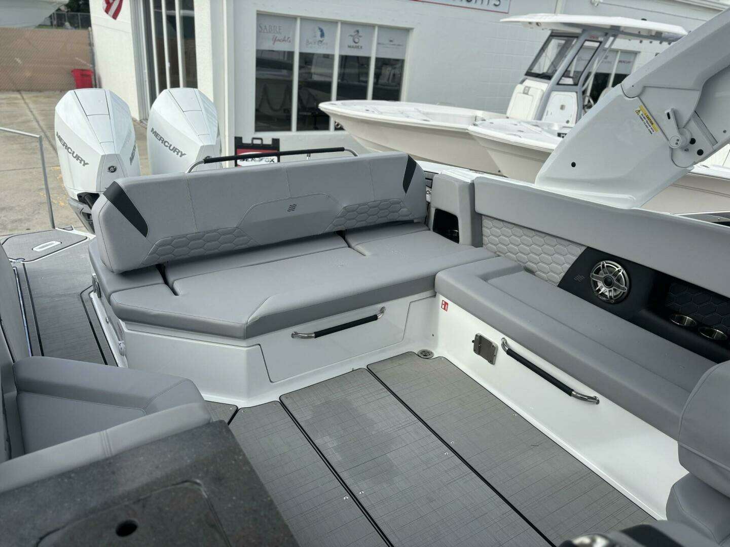 2026 Four Winns H9 - Image 6