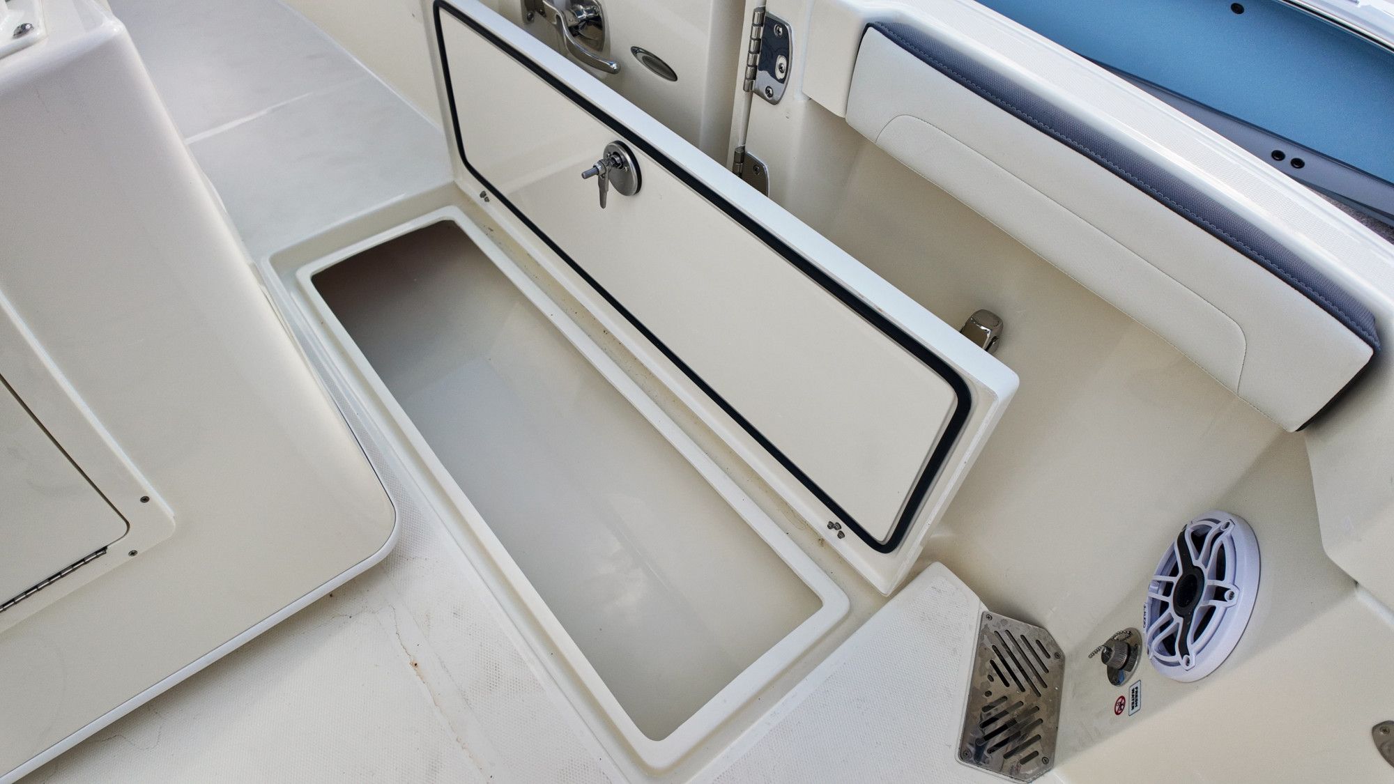 2027 Cobia 245 Center Console - 31