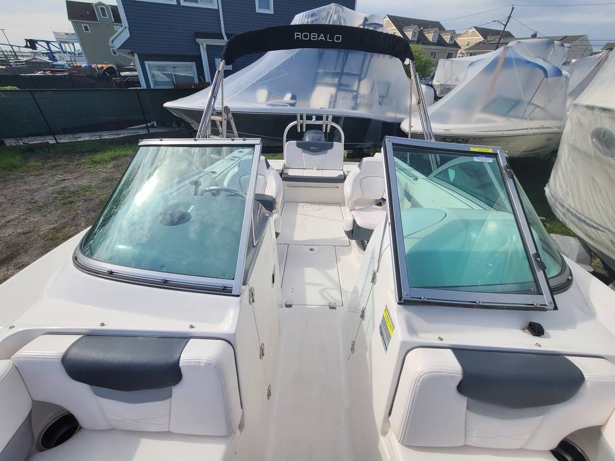 2021 Robalo R207 Dual Console - 6