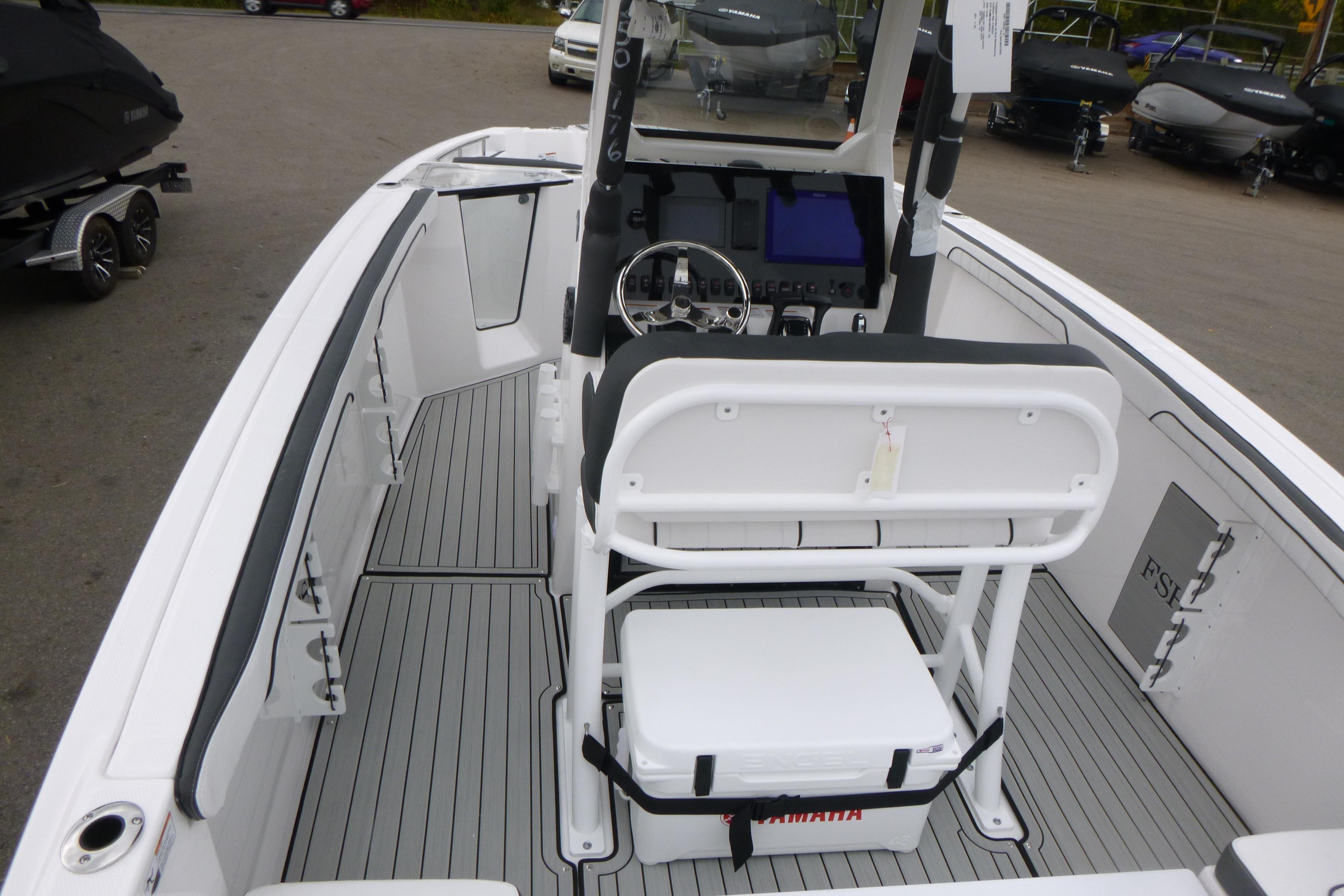 2026 Yamaha Boats 255 FSH Sport H interior with helm and seating.