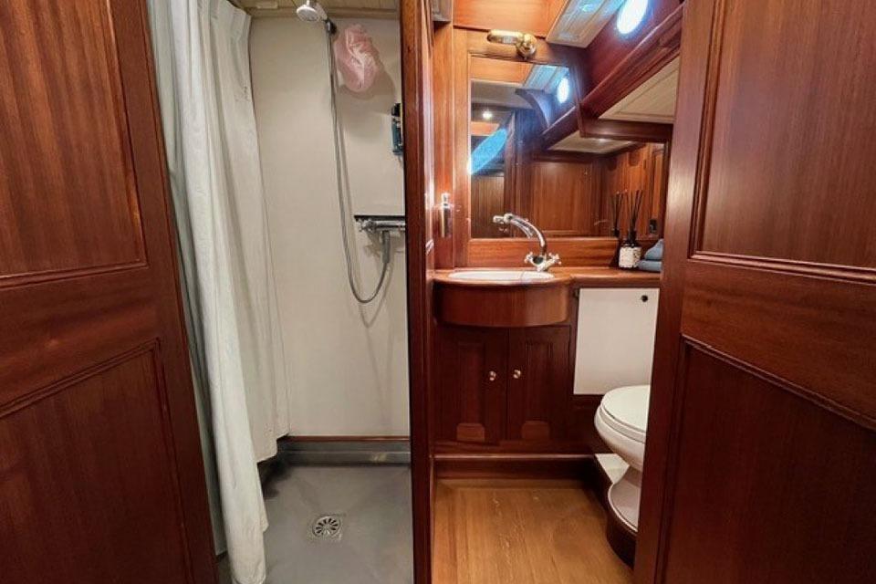 Luxurious wooden bathroom interior on 1997 Lemsteraak Roefaak Hoek Design yacht.