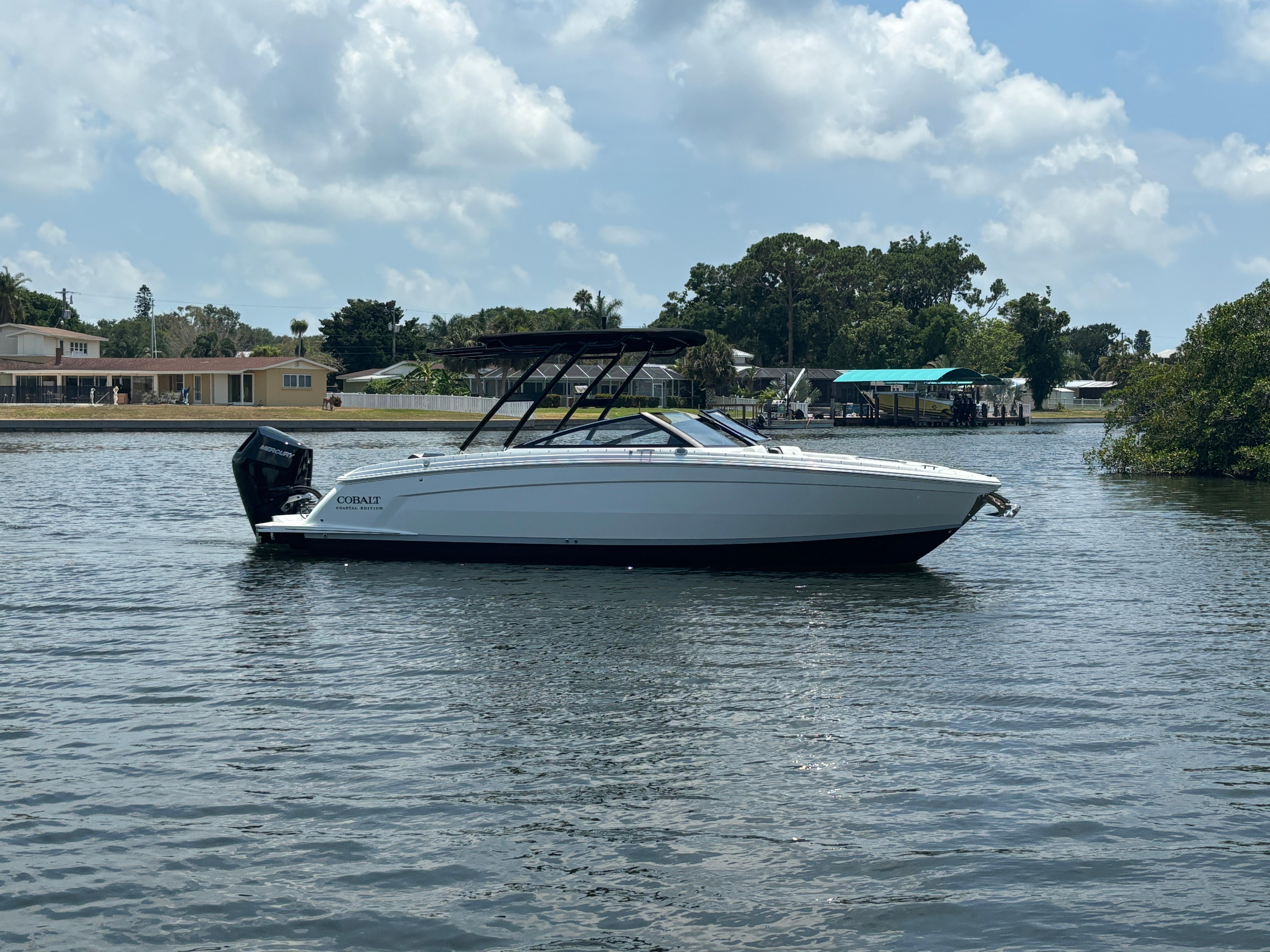 2024 Cobalt R8 Outboard