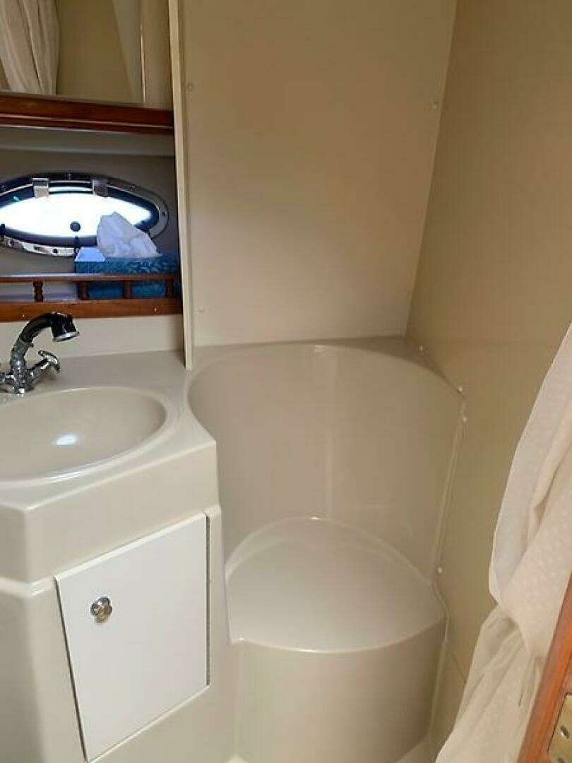 2003 Cruisers Yachts 3372 Express - Image 26