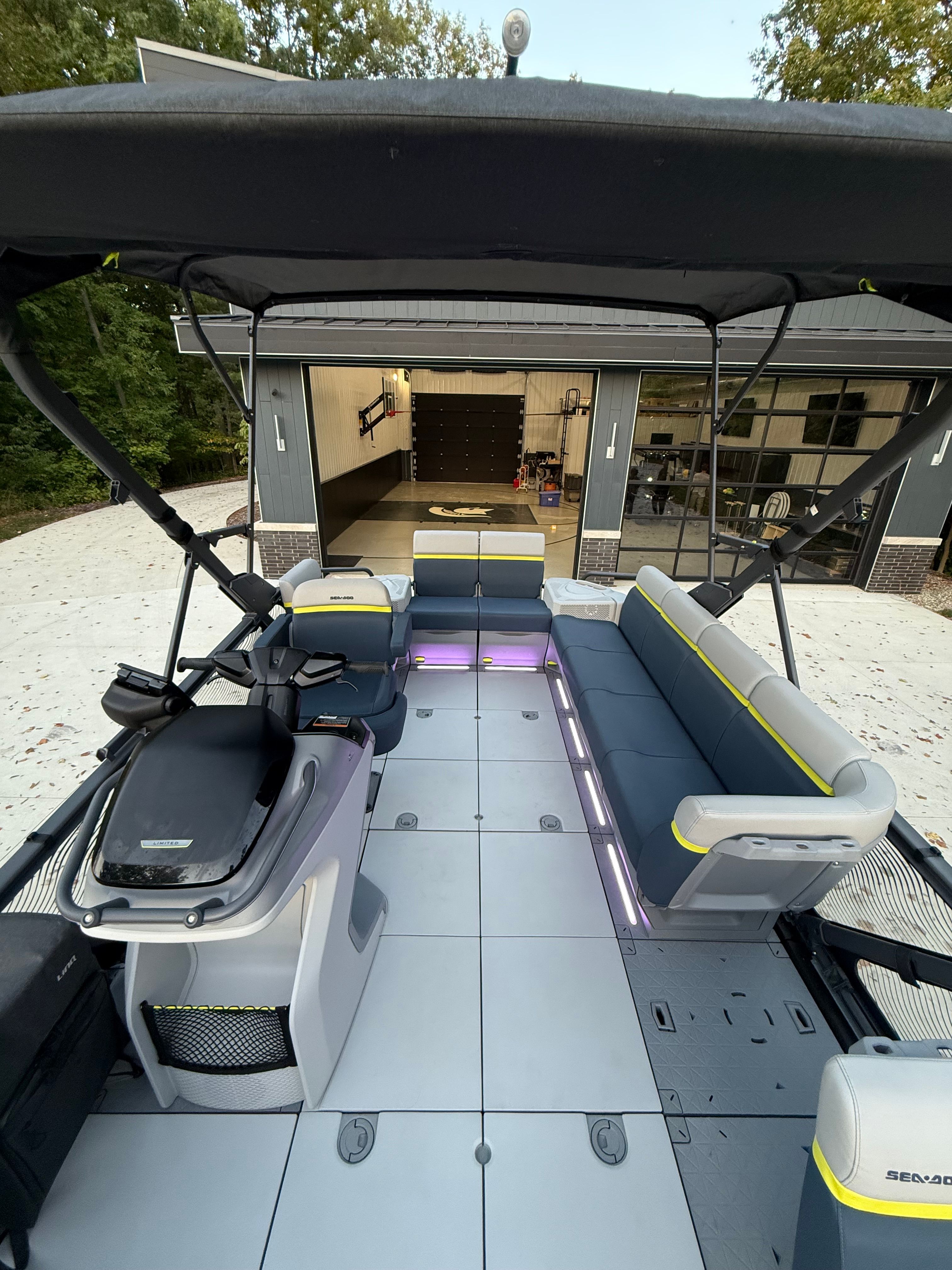 2025 Sea-Doo Switch Cruise Limited 21 with spacious deck and modern seating.